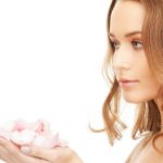 Fare la pulizia del viso in casa con prodotti naturali: 9 gesti per un viso pulito e luminoso