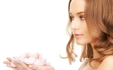 Fare la pulizia del viso in casa con prodotti naturali: 9 gesti per un viso pulito e luminoso